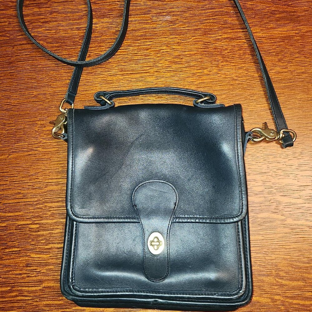 Vintage Coach 9455 Black leather Adjusted strap crossbody purse. D2P-9455